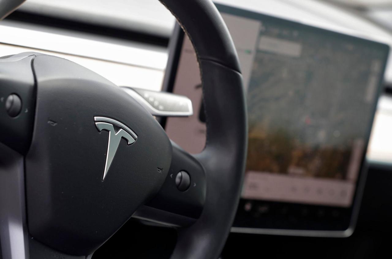 Se detuvo la producción de coches, se restringieron los viajes compartidos y los derechos de Tesla